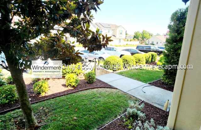 Gorgeous 3BR/3BA Roseville Rental Home Gallery 4