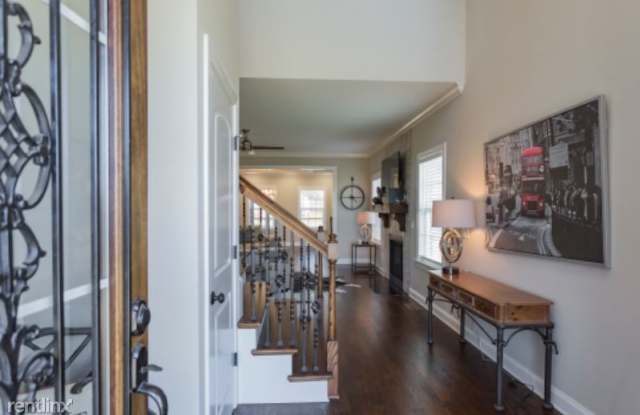 1210 Avondale Cir Gallery 3