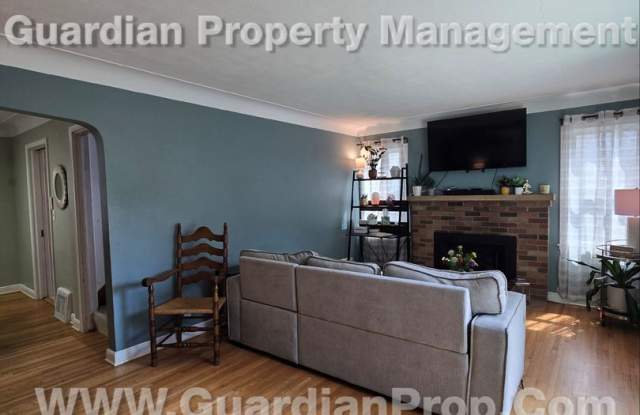 St Louis Park Single Family Home, 2 Car Garage, Fenced Yard, Hardwood floors, available 10/1 Gallery 4