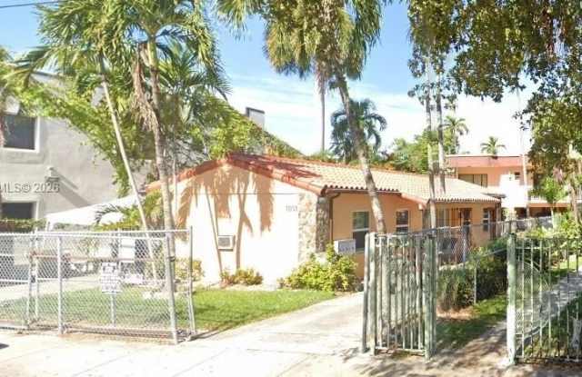 1051 SW 3rd St photos photos