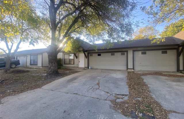 Spacious 3/2 duplex with a garage - 2507 Corian Glen Drive, San Antonio, TX 78219