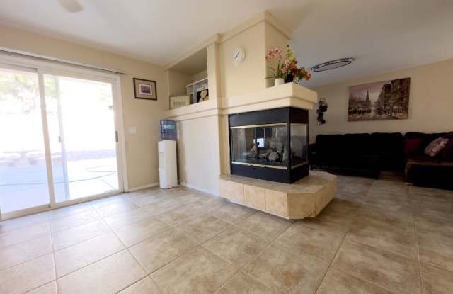 3-Bedroom Home with Loft & 2-Car Garage — Mission Palm Gallery 3