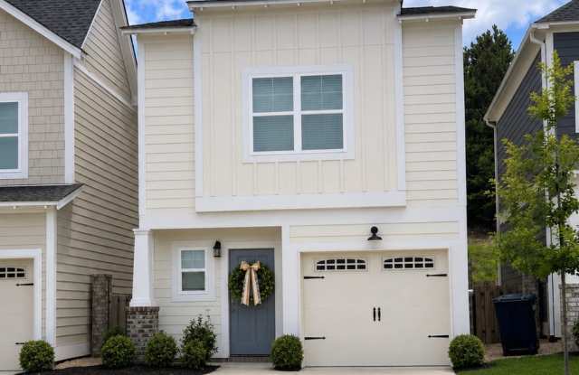 3 Bedroom house with fenced backyard and garage! Gallery 1