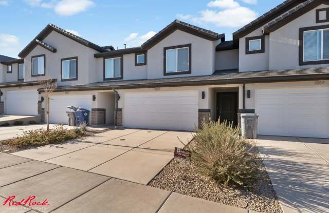 Beautiful 3 Bed Townhome with Amazing Amenities! 6 Month Lease photos photos