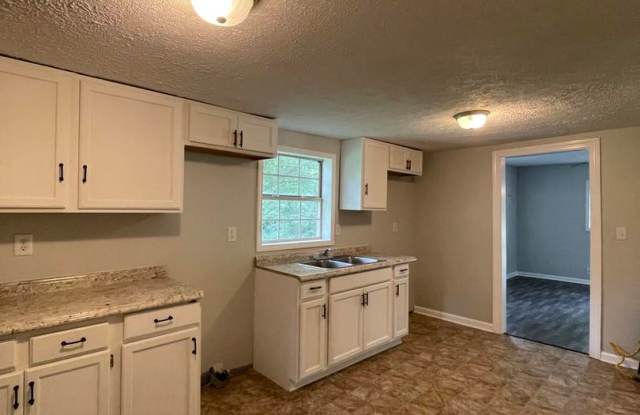 3 Bedroom/1 Bath home with large yard Gallery 4