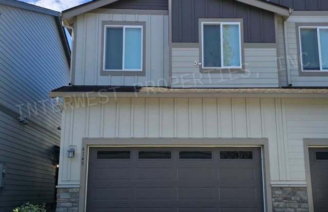 Beautiful Newer Construction 3bd 2.5ba Row House in Ridgefield With 2 Car Garage, Fenced Backyard & Air Conditioning! Gallery 3