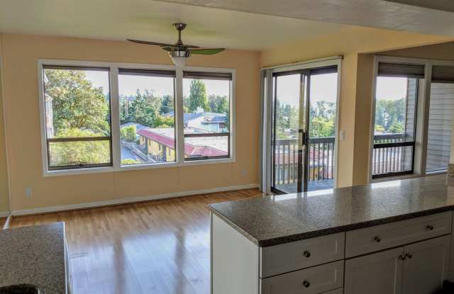 Top Floor 2 Bedroom 2 Bath Juanita Kirkland Condo Gallery 4