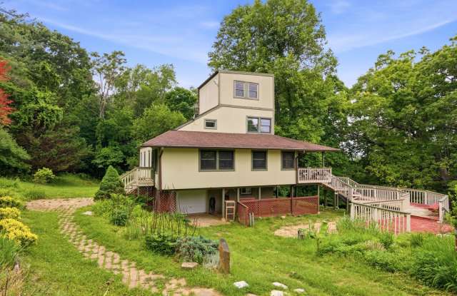Spacious 4-Bedroom Pet Friendly Home in a Peaceful Rural Setting photos photos