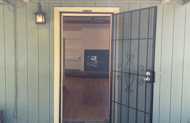 587 sq. ft. Private Hilltop Guest Cottage with Vineyard Views – Forestville Gallery 4