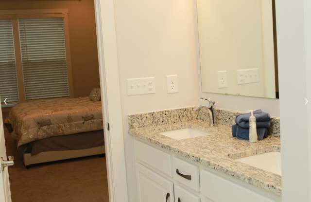 Room in 8 Bedroom Home at Grace Ln Gallery 3