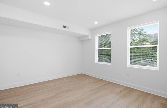 2216 N FRANKLIN Street Gallery 2