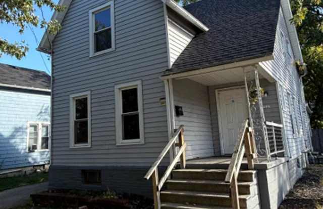 SECTION 8 and EDEN Accepted!! Your Newly Renovated Dream 5 Br Home Awaits!! - 2237 Oakdale Avenue, Lorain, OH 44052