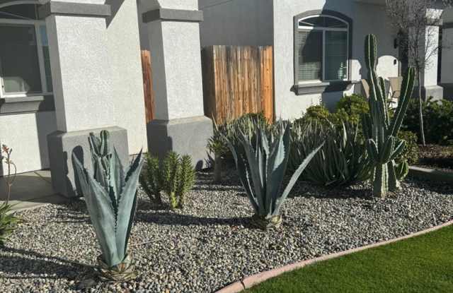 Elegant 4BD/2BA Home in Bakersfield's 93307 — Solar, Granite Countertops, Vinyl Flooring & Small Pets Welcome! Gallery 3