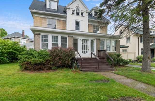 3 Bedroom Duplex in Buffalo - 2 Niagara Falls Boulevard, Buffalo, NY 14214