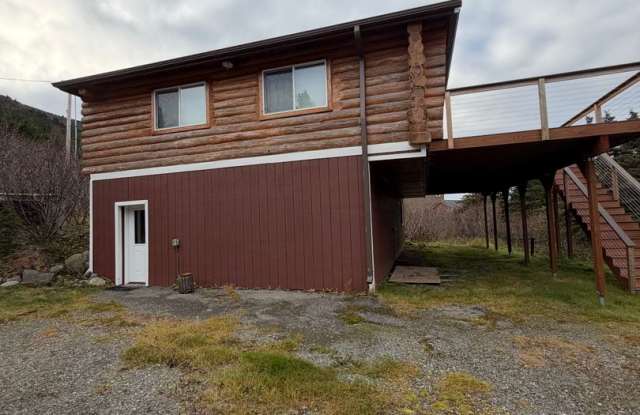 Peaceful hillside log home Gallery 1