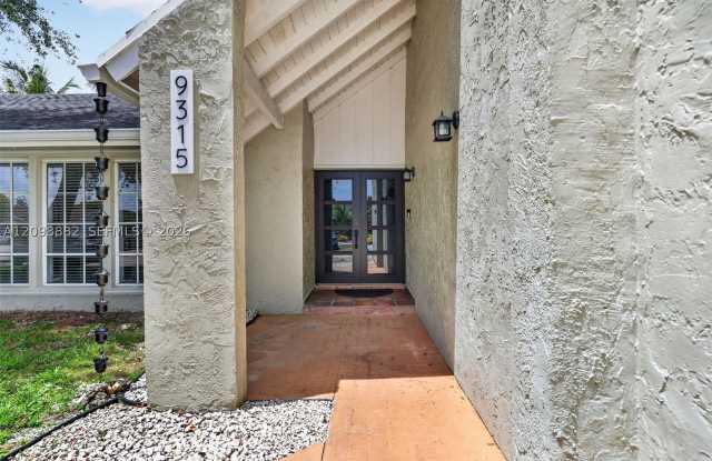 9315 SW 172nd Ter Gallery 1