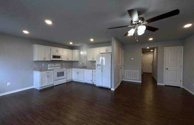 Townhouse with Garage - Minutes from Downtown Rogers Gallery 4