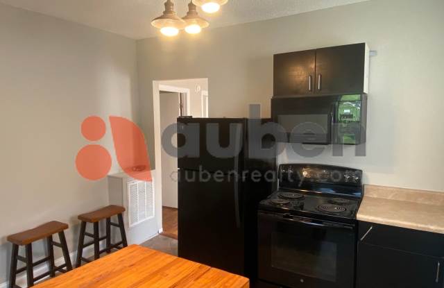 Cozy 2 Bed 1 Bath Home in Northshore! Gallery 4