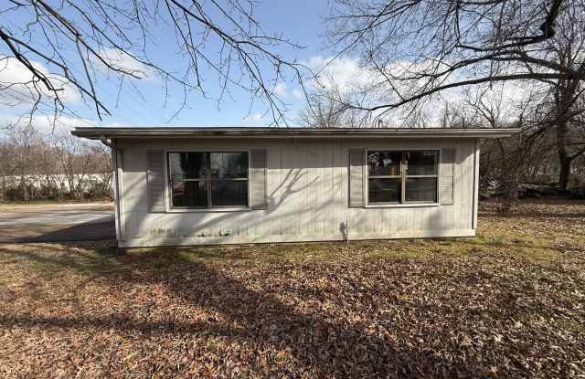 2 BD 1 BA HOUSE - Fresh paint and new floor throughout! Gallery 3