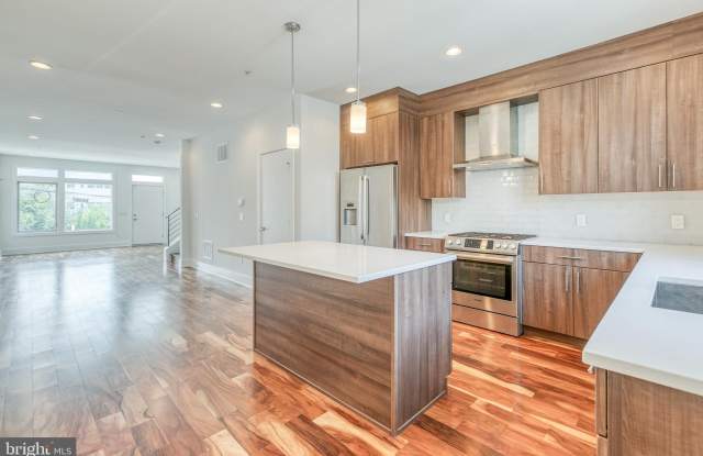 740 S COLUMBUS Boulevard Gallery 1