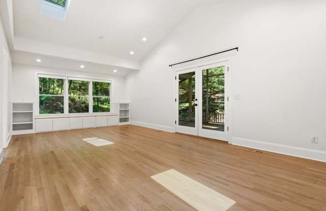 Bright, Updated Home Minutes from UNC and Downtown Chapel Hill Gallery 3
