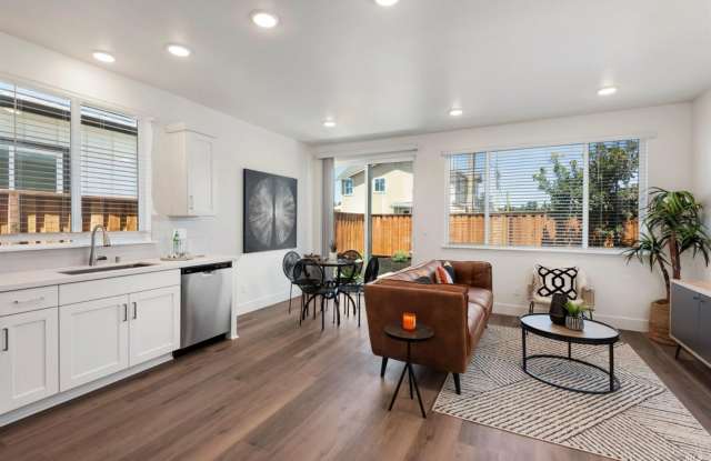 1480 Wrigley Avenue Gallery 4