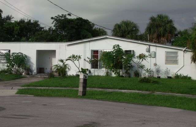 Large 6-2 house with new central air photos photos