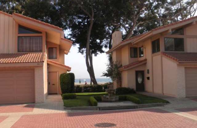 Live the East Beach Lifestyle – Townhome with Pool Access Gallery 3
