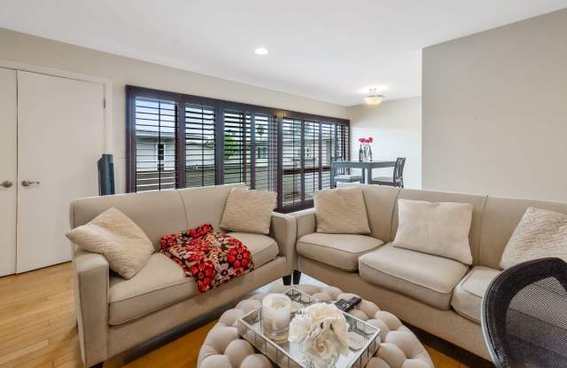 Unbeatable Location! Bright 1 Bed, 1 Bath Condo Near Shopping, Dining, Trails,  Beach in Newport! photos photos