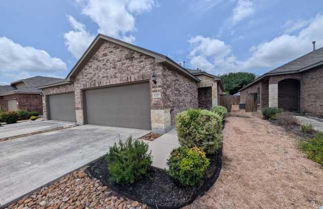 Walk to Gruene/  Fridge Inculded / No Carpet / CISD *2 weeks free rent* photos photos