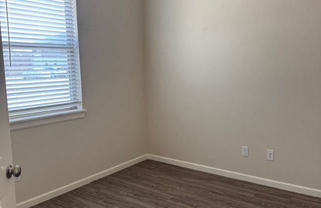 Charming 2 bed/2 bath in gated community The Enclave! Gallery 3