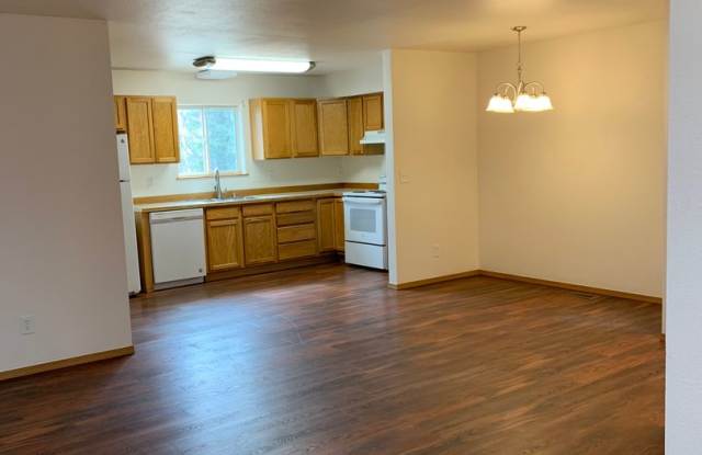 3 Bdrm, 1  1/2 Ba | Muldoon  Tudor area | AVAILABLE NOW!! photos photos