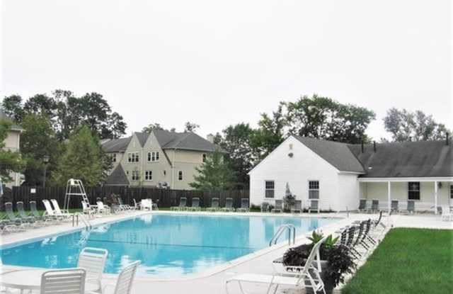 August 2026/2027 Loyola off-campus 2bd/2ba Homeland Southway Condo w/ CAC  more! - Available 8/9 photos photos