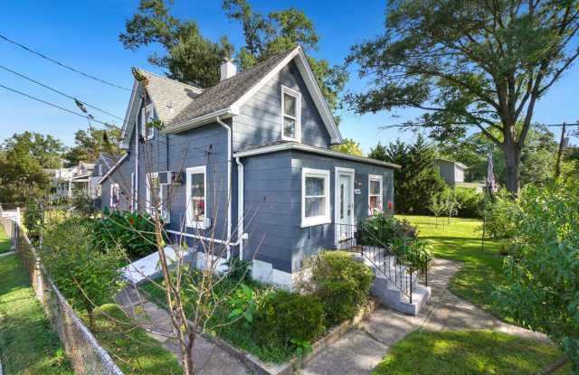 LARGE, DETACHED, BEAUTIFULLY LANDSCAPED, THREE BEDROOM 2 BATH HOME ON AN EXPANSIVE CORNER LOT IS AVAILABLE NOW IN COLLEGE PARK!! - 5010 Apache Street, College Park, MD 20740
