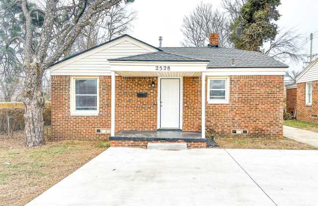 Charming 2 Bed 1 Bath Home - Convenient to Highways! photos photos