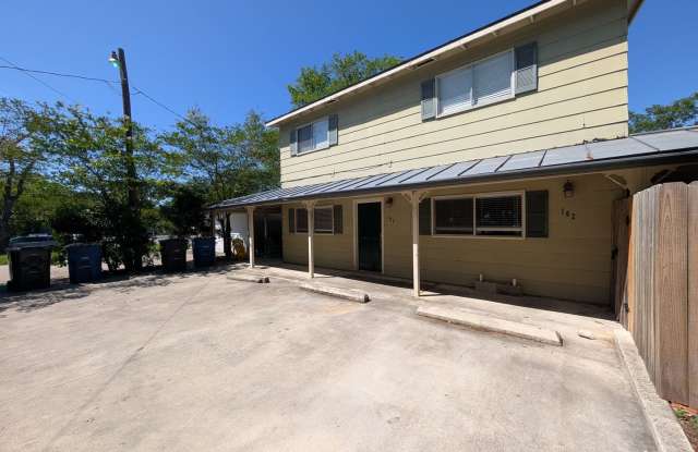 Walk to the Comal River, Schlitterbahn, & Downtown NB /1/1 Duplex with Courtyard! Includes Fridge, Washer, Dryer / NBISD Gallery 3