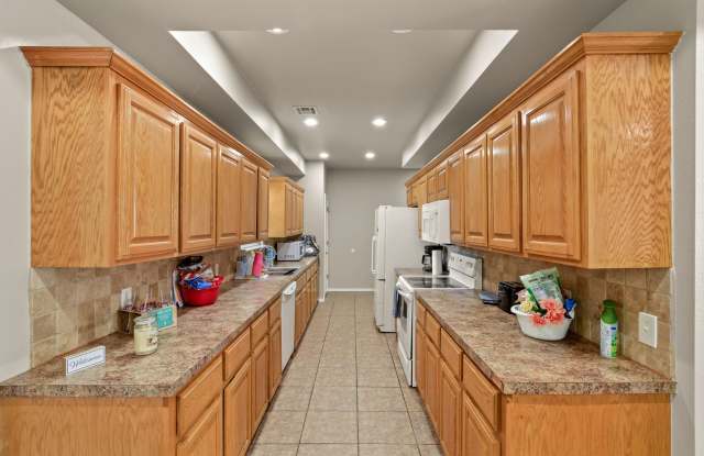 3 Bed / 2.5 Bath in a 2 Story Four Plex - Water, Lawncare, & Trash Services Included! Gallery 4