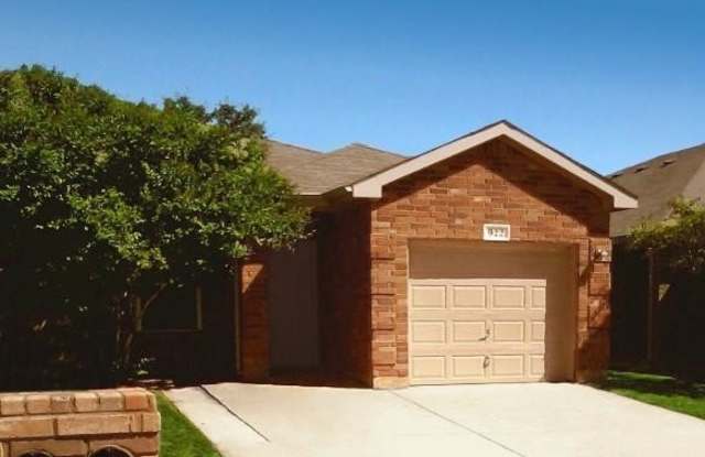 922 Walnut Street - 922 Walnut Street, Burleson, TX 76028