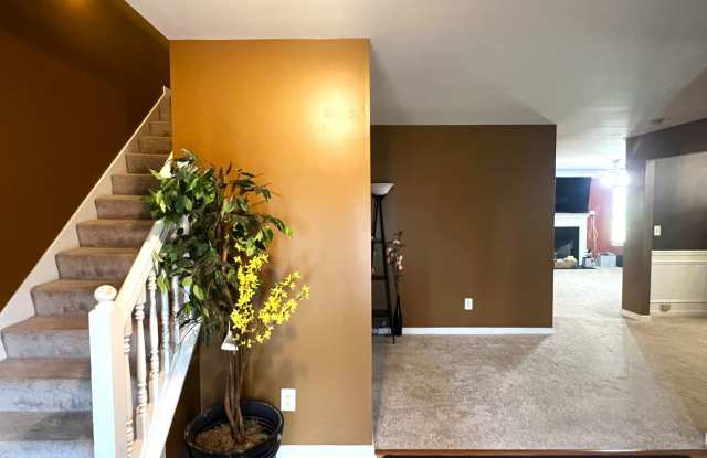 Spacious 4BD/2.5B Home in Hampton Gallery 3