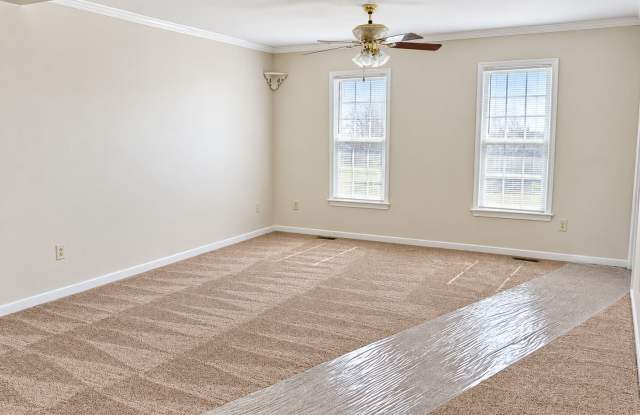 Colonial -2 story rental home in a very desirable area Gallery 3
