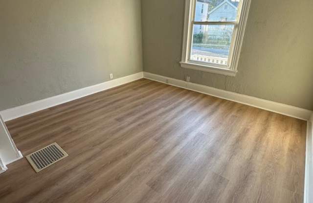 BEAUTIFUL RENOVATED NEW 4 BEDROOM 2 BATH HOUSE MINUTES FROM DOWNTOWN/SPOOKY NOOK Gallery 4