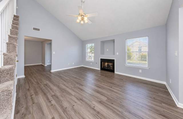 2 bed condo close to Williamsburg Gallery 3