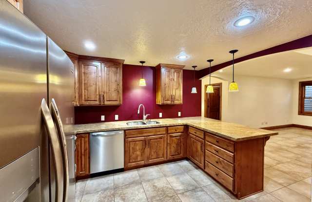 6819 South Greenfield Way - Basement Apartment Gallery 4