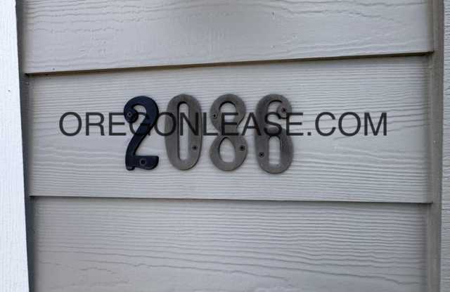 Modern 4-Bedroom Springfield Home with Custom Finishes & Fenced Yard Gallery 4