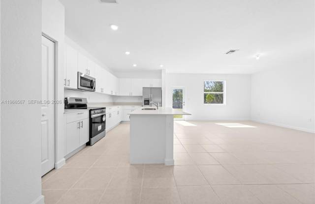 2442 SE 30th Street 2442, Homestead, FL 33035 photos photos