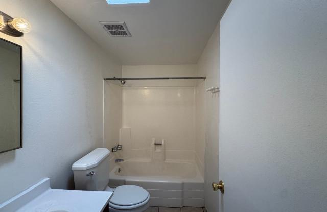 2Bdm 1 Bath, Washer/Dryer Hookups, Will no last long! Gallery 4