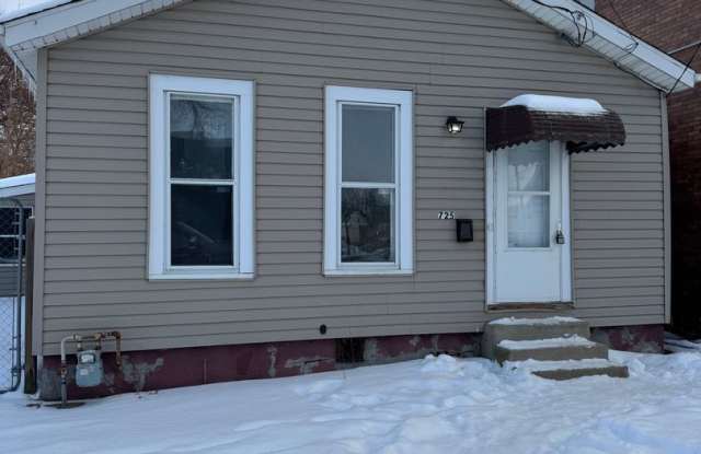 2 bedroom 1 bath single family home. Freshly painted with new flooring . - 725 Vine Street, Erie, PA 16503