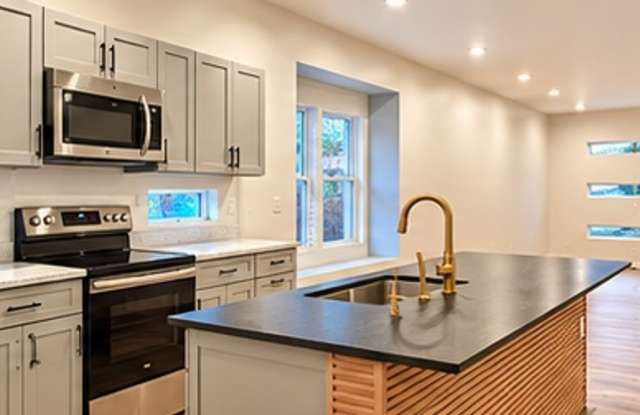 2 Bedroom 2 Bath  Modern Comfort, Private Suites, Centrally Located Near Downtown Wichita, KS. Gallery 4