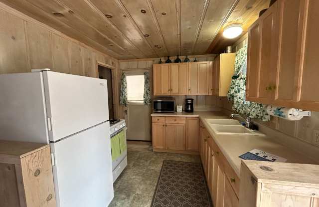 Great Neighborhood Near the Lake and Stateline Area - Long Term Rental Gallery 3