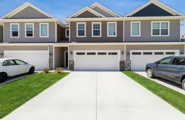 PRIVATE POOL & CLUBHOUSE!! 3 Bedroom, 2.5 Bathroom Townhome in Ankeny! photos photos